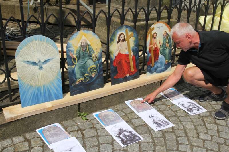 3 Sloup Nejsv Trojice v Rumburku autor maleb na plechu restaurátor Dušan Škrášek 15 6 2017 foto Klára Mágrová