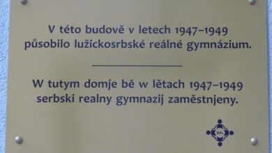 Pamětní deska lužickosrbského reálného gymnázia. Foto: Milan Hrabal