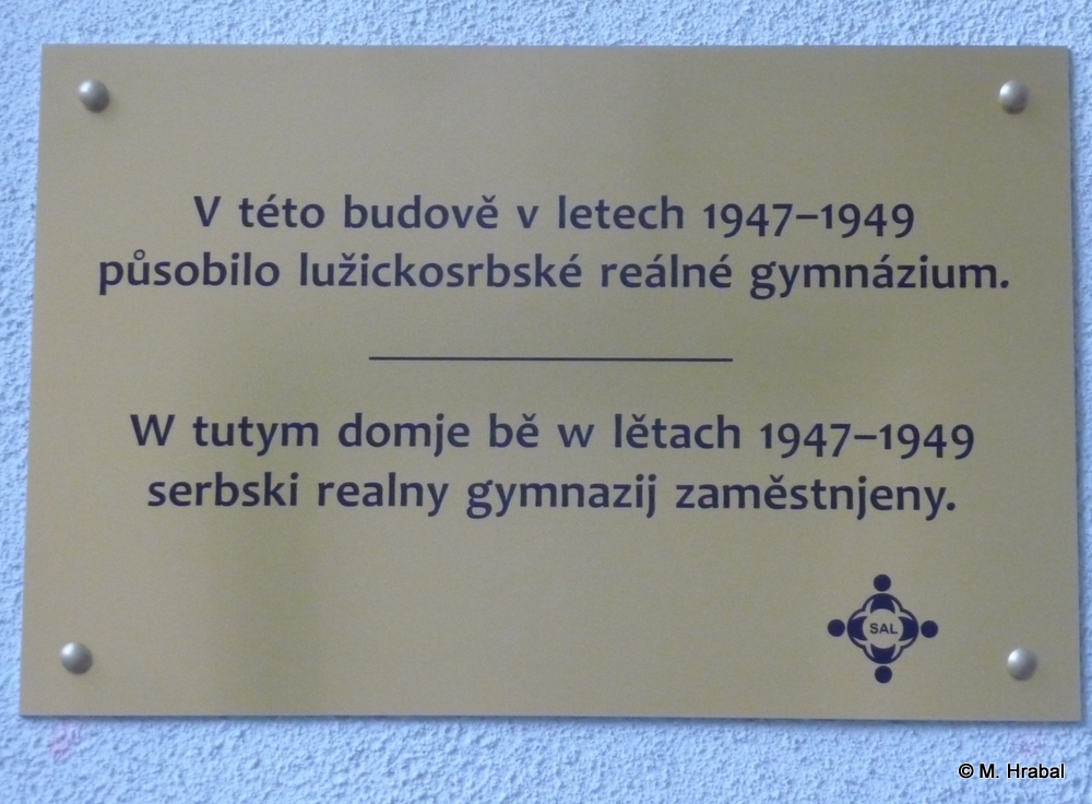 Pamětní deska lužickosrbského reálného gymnázia. Foto: Milan Hrabal