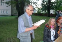 Mićo Cvijetić čte na zahájení svátku poezie na zahradě Serbského Institutu, 2014