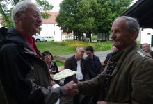 Alfons Wićaz předává ocenění Mićo Cvijetićovi, 2015