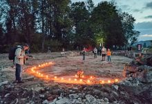 Nasvícené místo oltáře v bývalém kostele