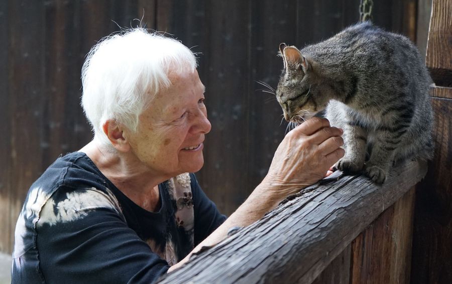 Jana Štroblová s kočičkou – srpen 2020, foto Vojtěch Kemenny
